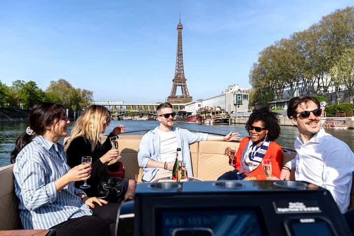 2-6 pax Private Boat Tour in Paris with Rosé and Macarons 1