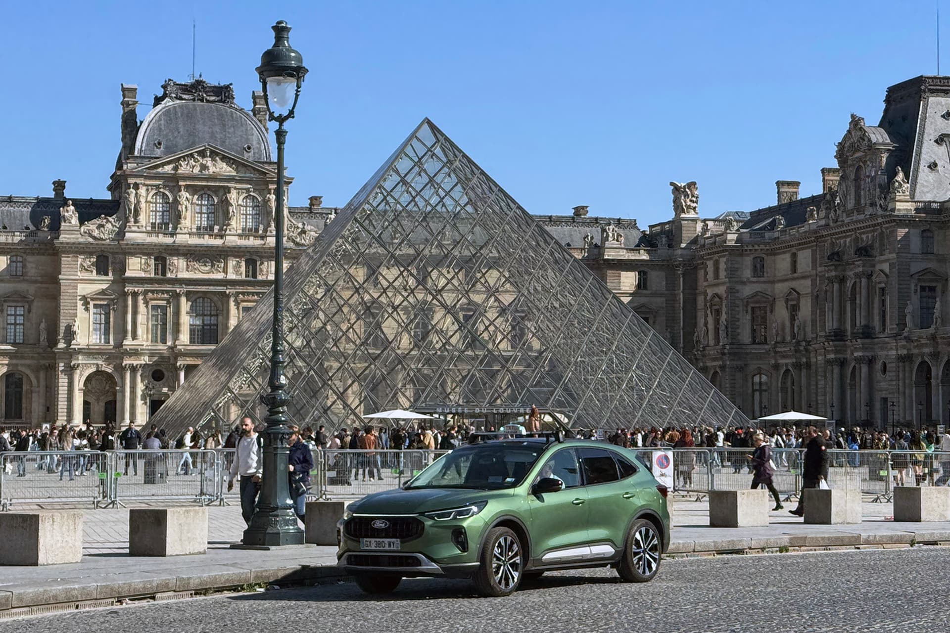 Private Louvre Tour with Hotel Pickup in Paris – Comfort & Expert Guide 1