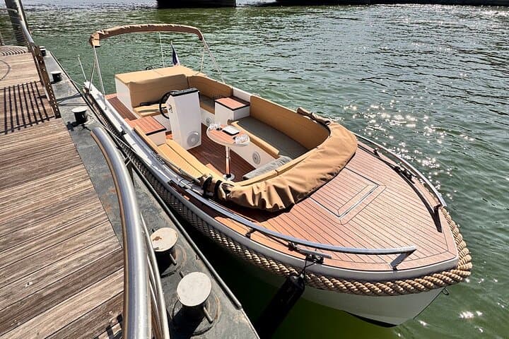 2-6 pax Private Boat Tour in Paris with Rosé and Macarons 4