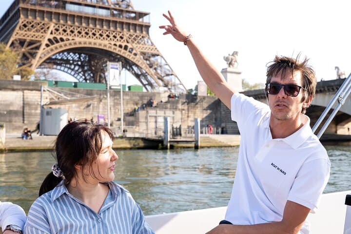 2-6 pax Private Boat Tour in Paris with Rosé and Macarons 3