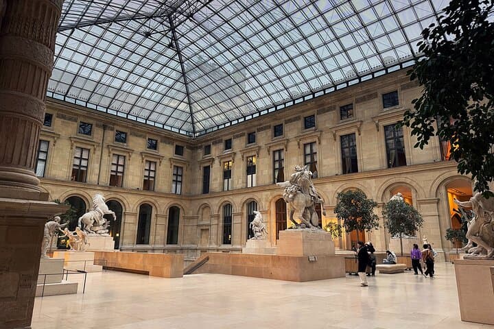 Private Louvre Evening Tour – Experience highlights & fewer crowds 8