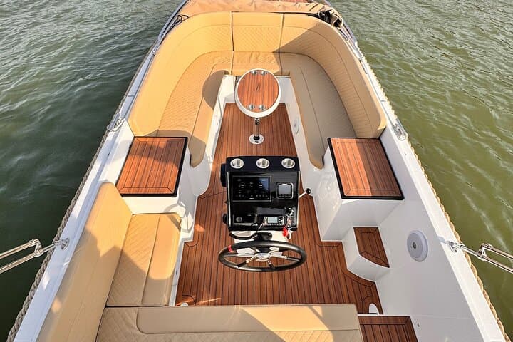 2-6 pax Private Boat Tour in Paris with Rosé and Macarons 5