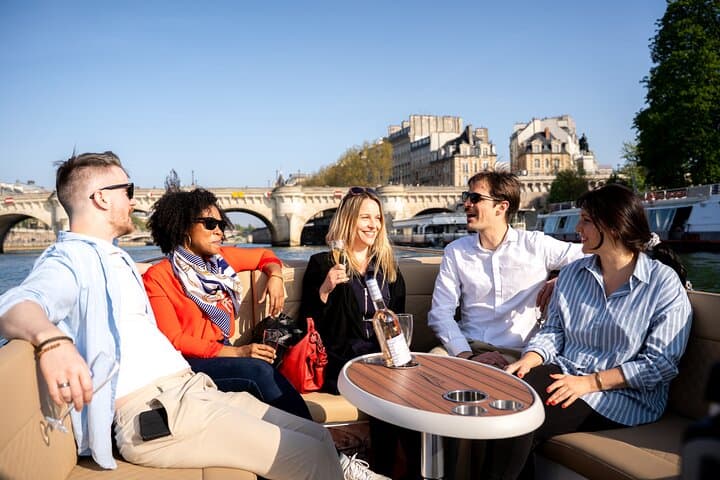 2-6 pax Private Boat Tour in Paris with Rosé and Macarons 2