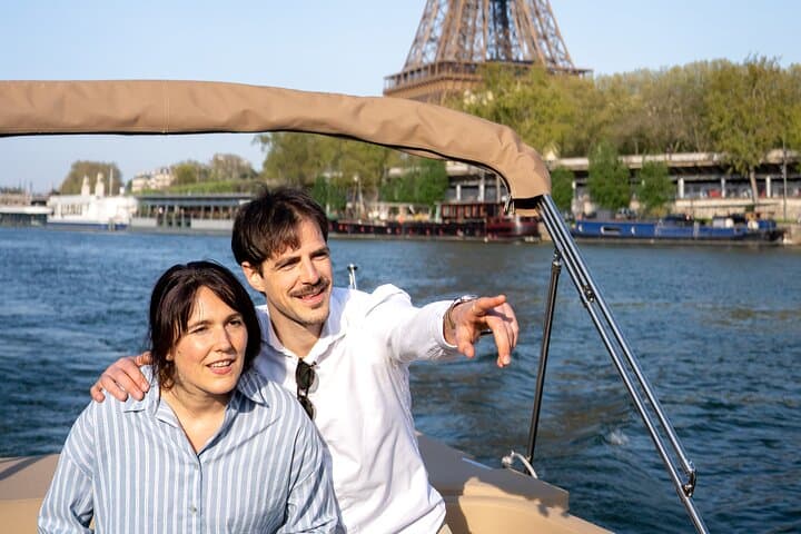 2-6 pax Private Boat Tour in Paris with Rosé and Macarons 8