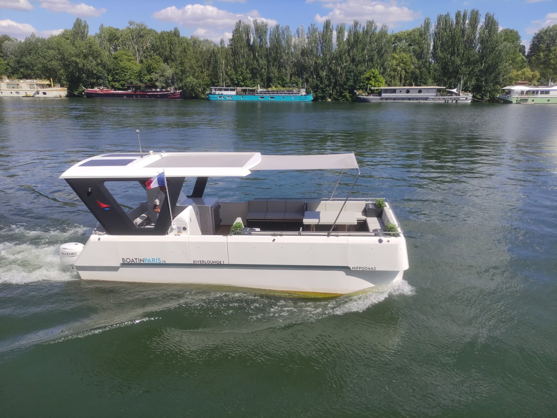 2-12 pax Private Boat Tour in Paris with Rosé and Macarons 2