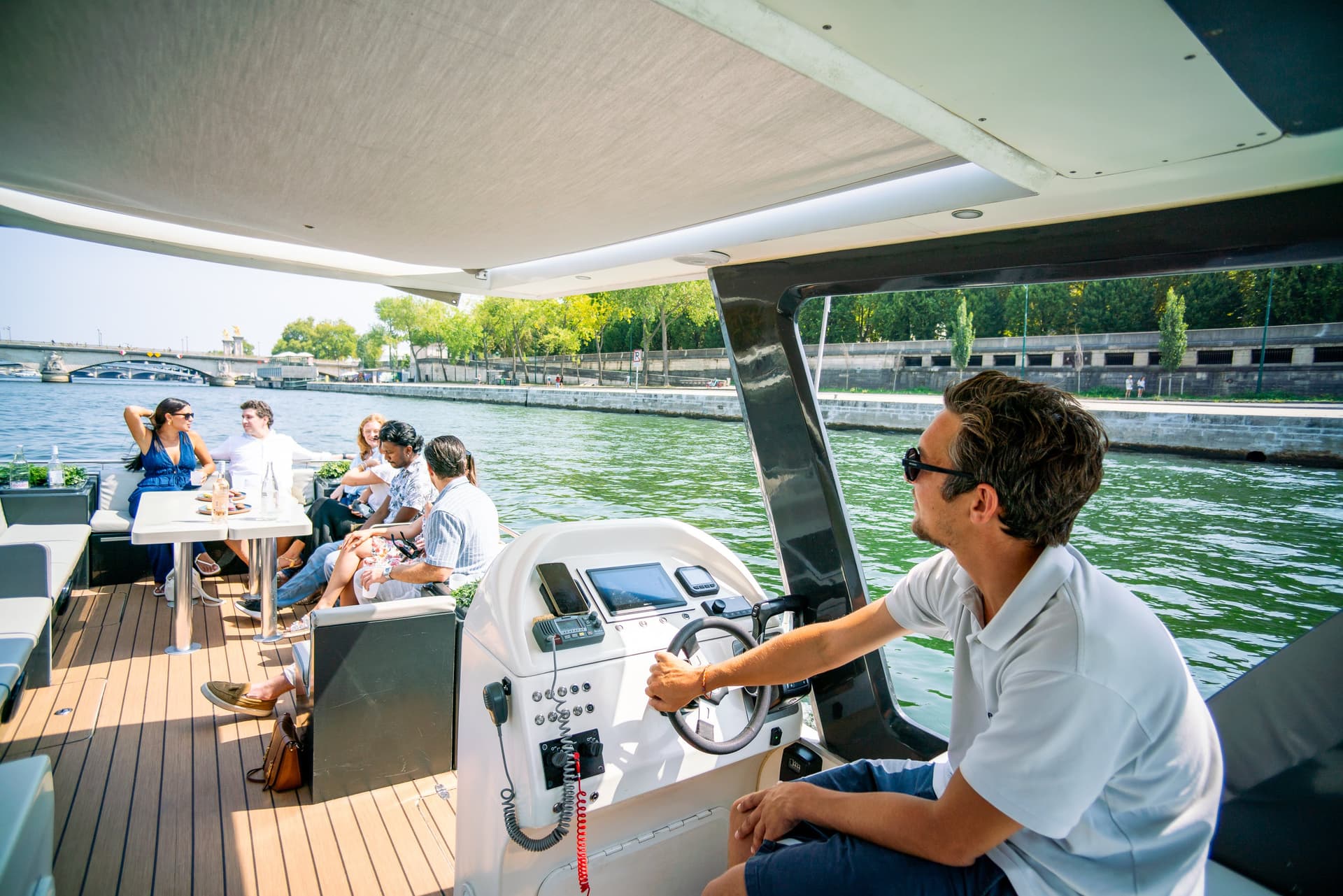2-12 pax Private Boat Tour in Paris with Rosé and Macarons 12