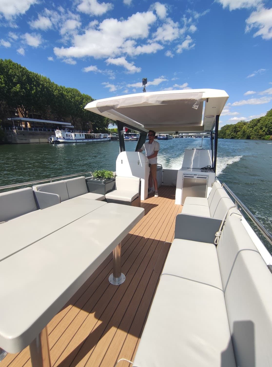 2-12 pax Private Boat Tour in Paris with Rosé and Macarons 3