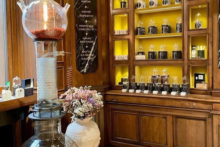 Private Paris Fashion and Shopping Experience Option with Car 4