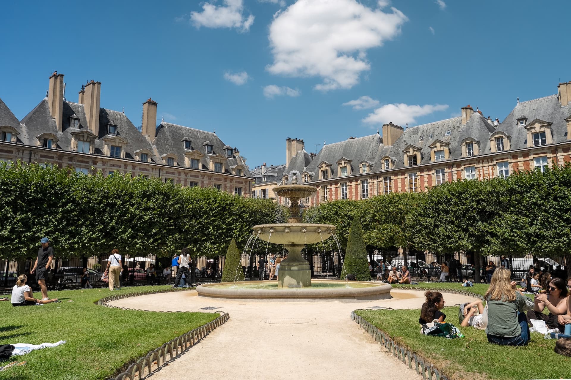 Paris Le Marais Walking Tour: An Incredible History - Small Group 2