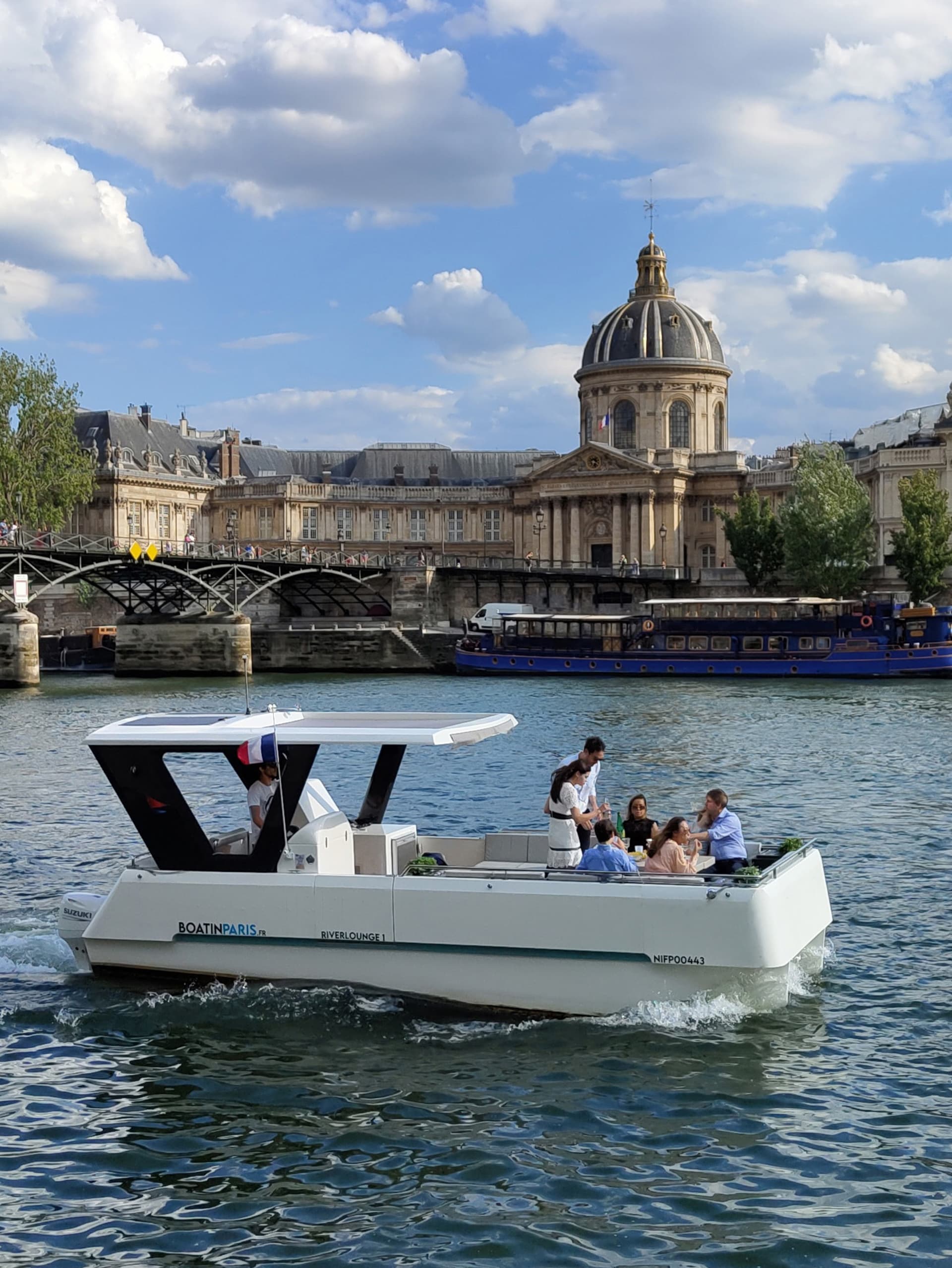2-12 pax Private Boat Tour in Paris with Rosé and Macarons 1