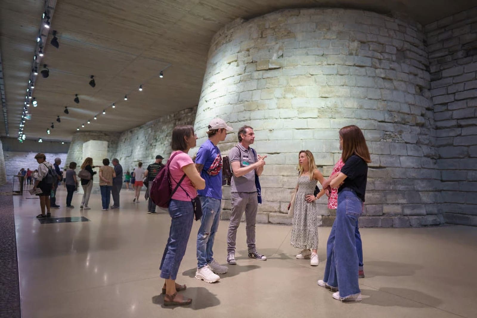 Louvre Museum Must Sees Shared Guided Tour 3