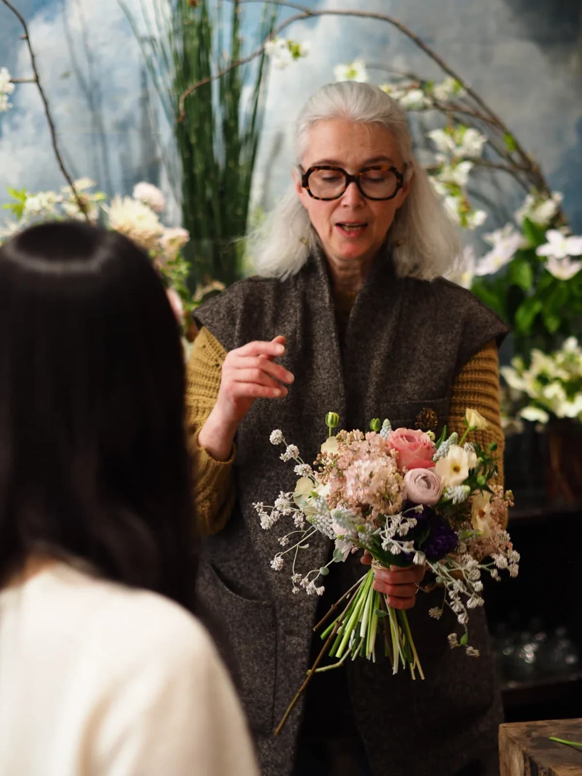Private floral art class with a professional 11