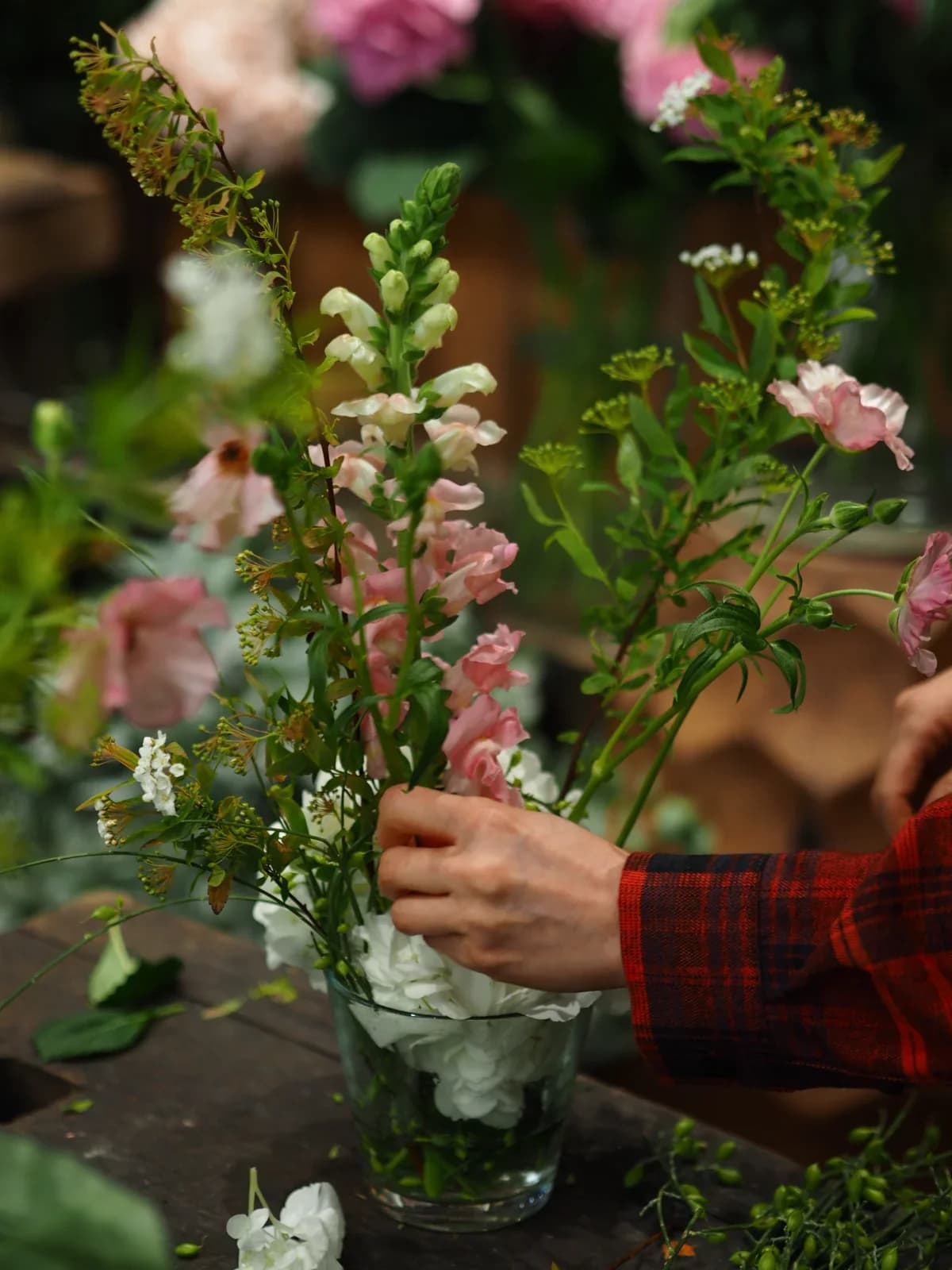 Private floral art class with a professional 3