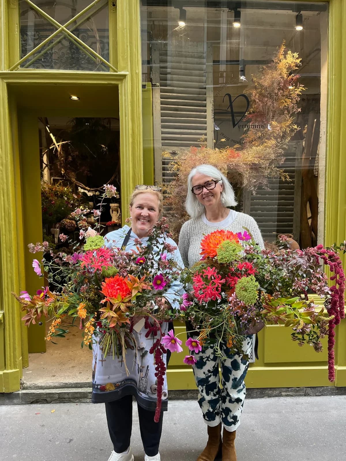 Private floral art class with a professional 12