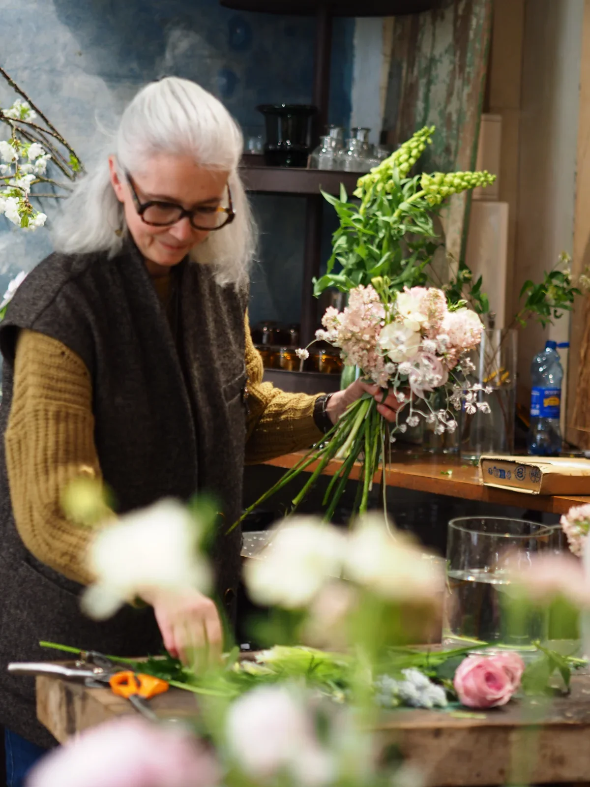 Private floral art class with a professional 7