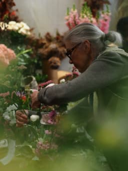 Private floral art class with a professional