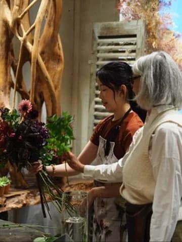 Private floral art class with a professional 9
