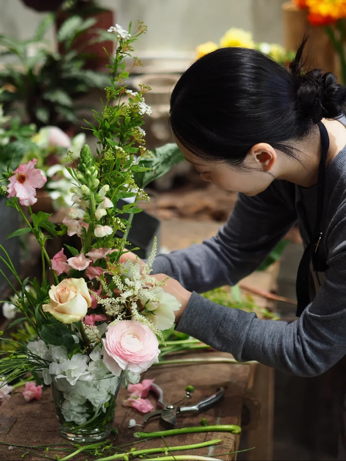 Private floral art class with a professional 8