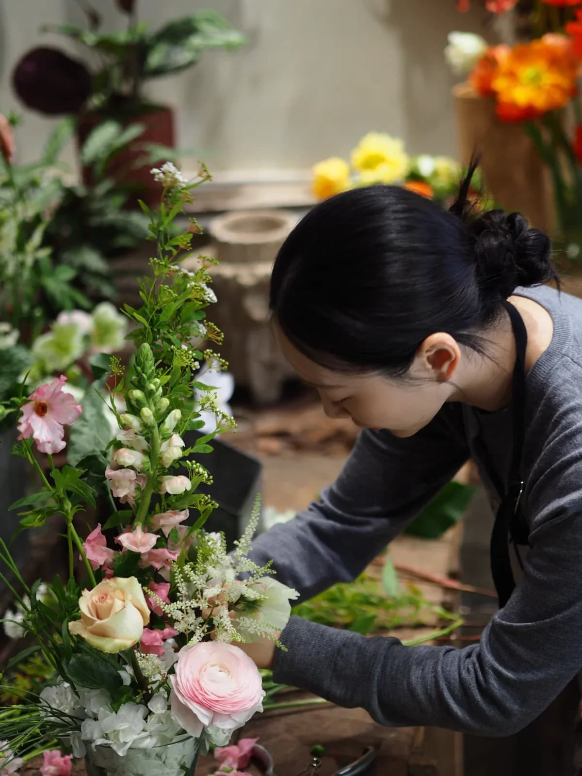 Private floral art class with a professional 4