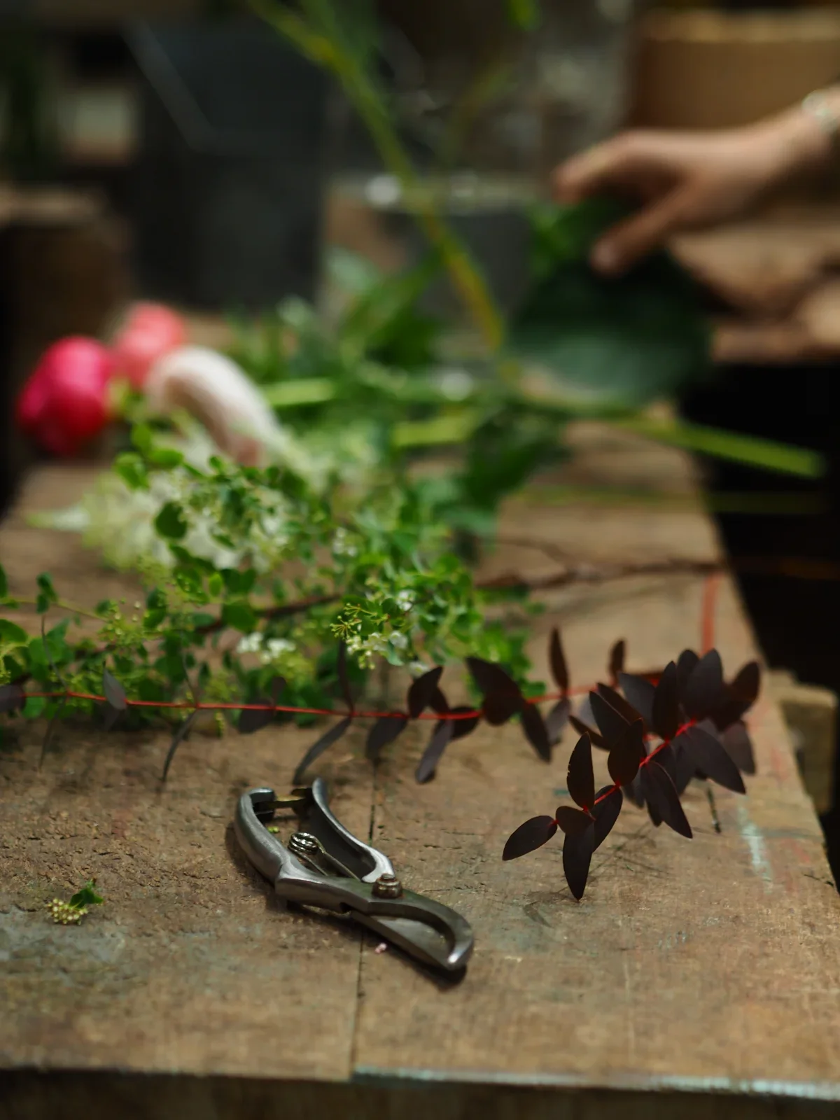 Private floral art class with a professional 2