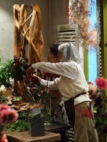 Private floral art class with a professional 10
